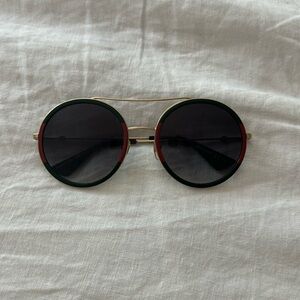 Round Gucci sunglasses with classic green and red color way